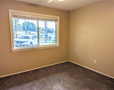 533 Esther Way - Photo Thumbnail 11