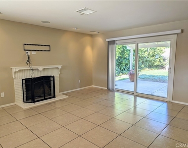 533 Esther Way - Photo Thumbnail 3