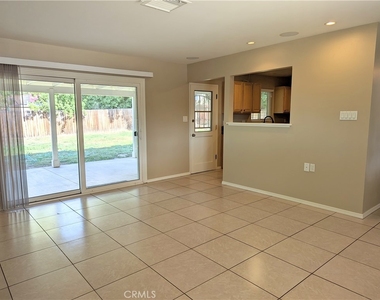 533 Esther Way - Photo Thumbnail 5