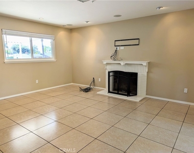 533 Esther Way - Photo Thumbnail 4