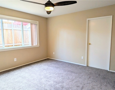 533 Esther Way - Photo Thumbnail 16