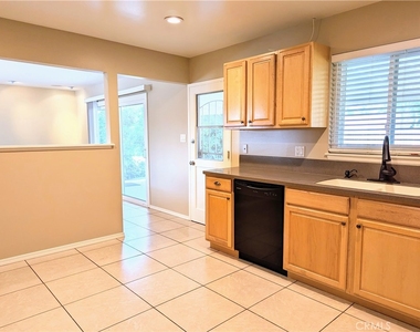 533 Esther Way - Photo Thumbnail 9