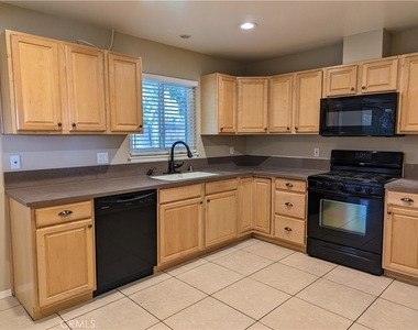 533 Esther Way - Photo Thumbnail 8