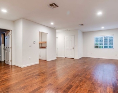 4848 Oakwood Avenue - Photo Thumbnail 3