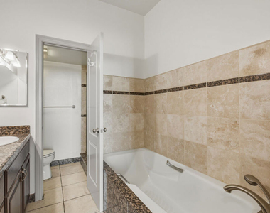 1132 S Doheny Drive - Photo Thumbnail 17