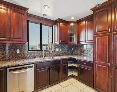 1132 S Doheny Drive - Photo Thumbnail 12