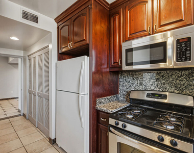 1132 S Doheny Drive - Photo Thumbnail 11