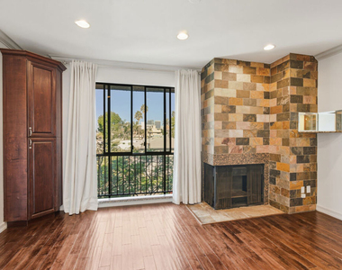 1132 S Doheny Drive - Photo Thumbnail 7