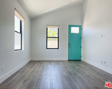 11922 Isis Avenue - Photo Thumbnail 2