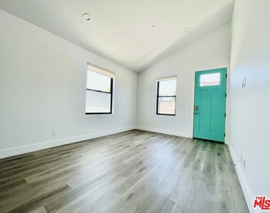 11922 Isis Avenue - Photo Thumbnail 3