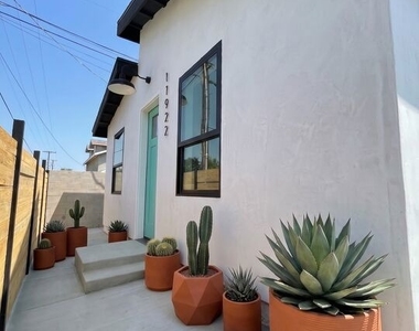11922 Isis Avenue - Photo Thumbnail 2