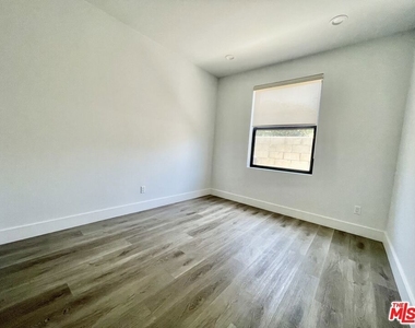 11922 Isis Avenue - Photo Thumbnail 9