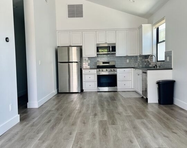 11922 Isis Avenue - Photo Thumbnail 4