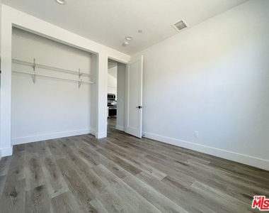 11922 Isis Avenue - Photo Thumbnail 8