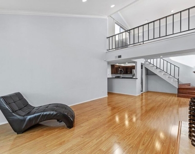 5325 Newcastle Avenue - Photo Thumbnail 21