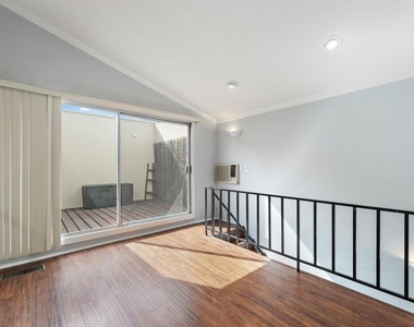 5325 Newcastle Avenue - Photo Thumbnail 9