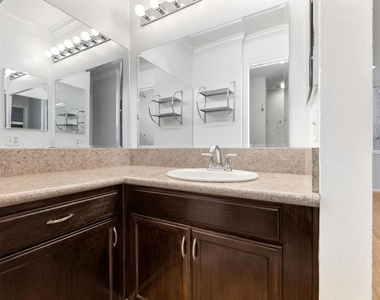 5325 Newcastle Avenue - Photo Thumbnail 7
