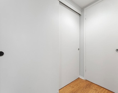 5325 Newcastle Avenue - Photo Thumbnail 32