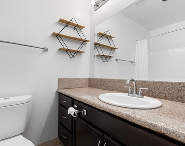 5325 Newcastle Avenue - Photo Thumbnail 33