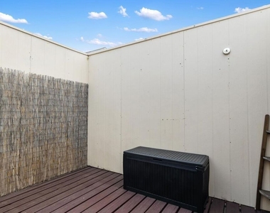5325 Newcastle Avenue - Photo Thumbnail 45