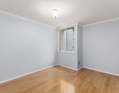 5325 Newcastle Avenue - Photo Thumbnail 30