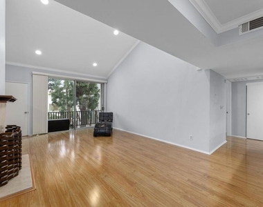 5325 Newcastle Avenue - Photo Thumbnail 6