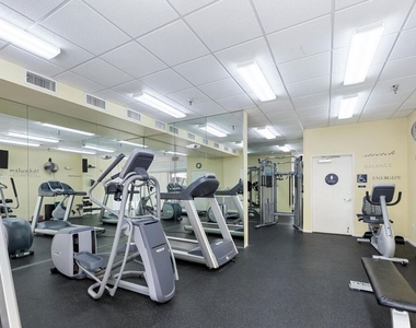 5325 Newcastle Avenue - Photo Thumbnail 13