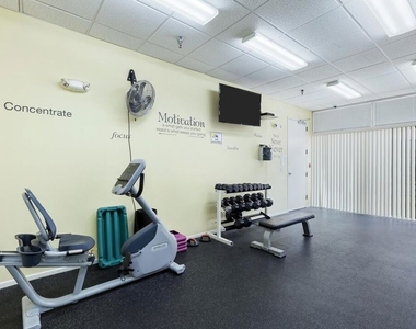 5325 Newcastle Avenue - Photo Thumbnail 12