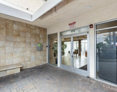 5325 Newcastle Avenue - Photo Thumbnail 18
