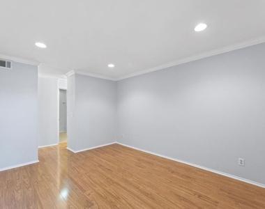 5325 Newcastle Avenue - Photo Thumbnail 36
