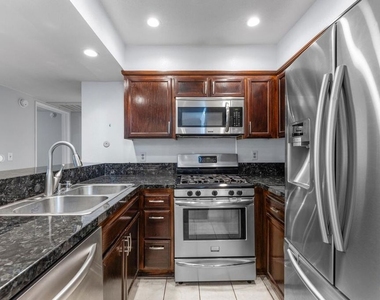 5325 Newcastle Avenue - Photo Thumbnail 4