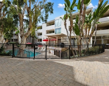 5325 Newcastle Avenue - Photo Thumbnail 48