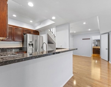 5325 Newcastle Avenue - Photo Thumbnail 26