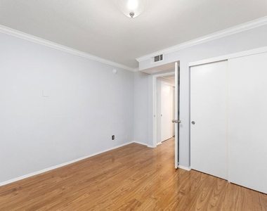 5325 Newcastle Avenue - Photo Thumbnail 8