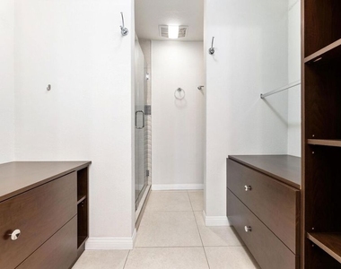 5325 Newcastle Avenue - Photo Thumbnail 38