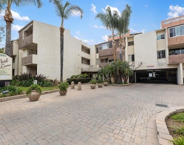 5325 Newcastle Avenue - Photo Thumbnail 15