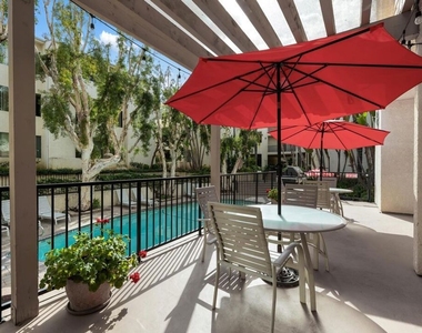 5325 Newcastle Avenue - Photo Thumbnail 10