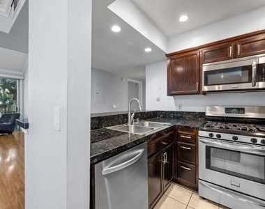 5325 Newcastle Avenue - Photo Thumbnail 3