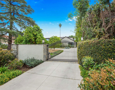 17352 Magnolia Boulevard - Photo Thumbnail 36