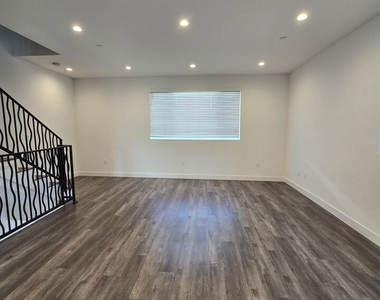 5242 Tilden Avenue - Photo Thumbnail 8