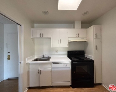 124 N Oxford Avenue - Photo Thumbnail 6