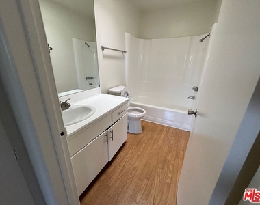 124 N Oxford Avenue - Photo Thumbnail 3