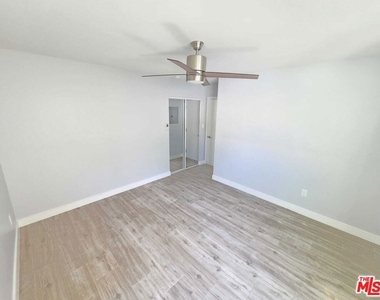 5341 Vantage Avenue - Photo Thumbnail 9