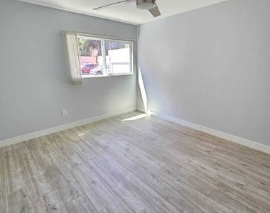 5341 Vantage Avenue - Photo Thumbnail 16