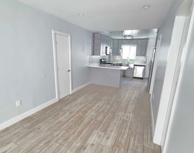 5341 Vantage Avenue - Photo Thumbnail 7
