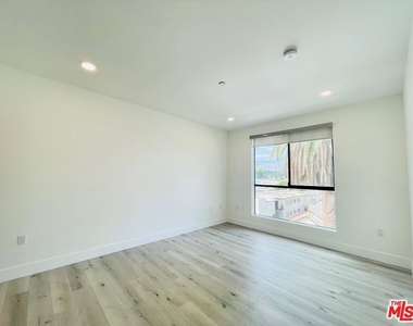 14612 Calvert Street - Photo Thumbnail 18