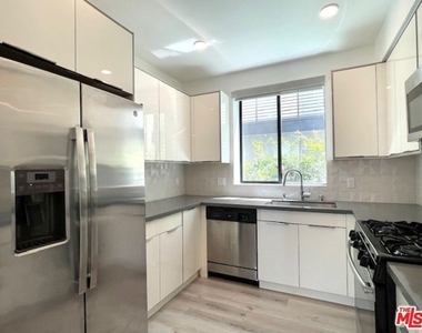 14612 Calvert Street - Photo Thumbnail 10