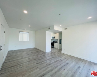 14612 Calvert Street - Photo Thumbnail 7