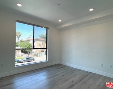 14612 Calvert Street - Photo Thumbnail 13