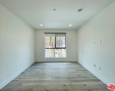 14612 Calvert Street - Photo Thumbnail 19